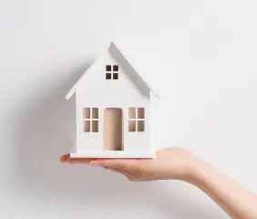사람손 위의 주택이미지